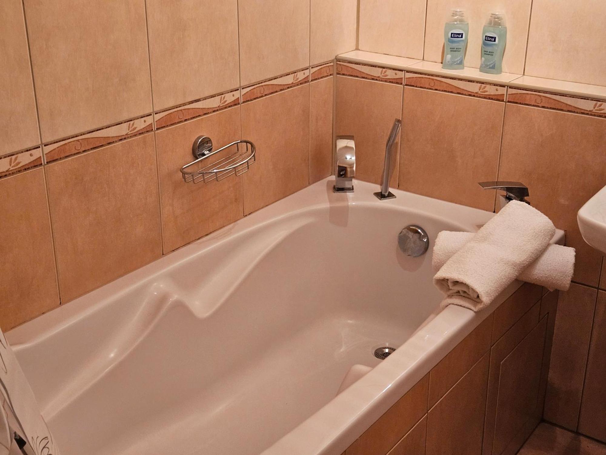 Family For 6, 10mins To Centre, Free Parking, Quiet Location, New Furniture, Balcony Apartmán Prague