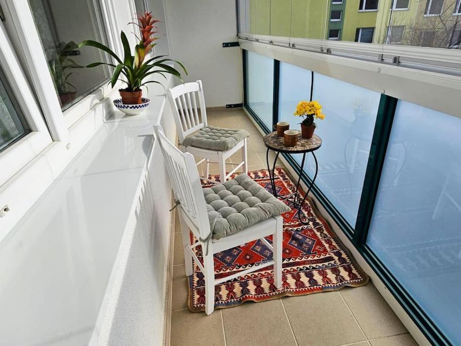 Family For 6, 10mins To Centre, Free Parking, Quiet Location, New Furniture, Balcony Apartmán Prague