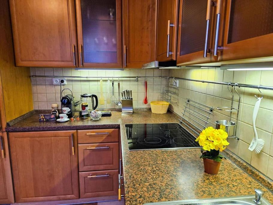 Family For 6, 10mins To Centre, Free Parking, Quiet Location, New Furniture, Balcony Apartmán Prague