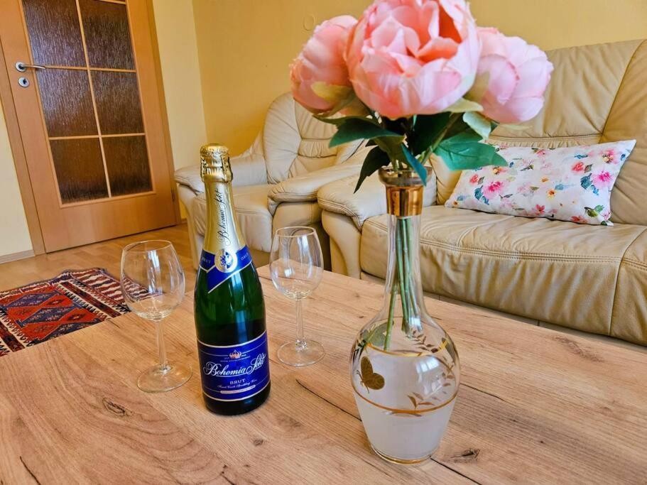 Family For 6, 10mins To Centre, Free Parking, Quiet Location, New Furniture, Balcony Apartmán *