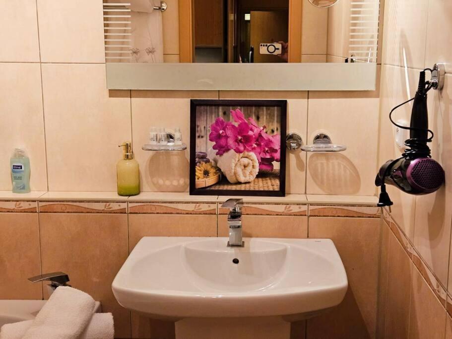Apartmán Family For 6, 10mins To Centre, Free Parking, Quiet Location, New Furniture, Balcony Prague