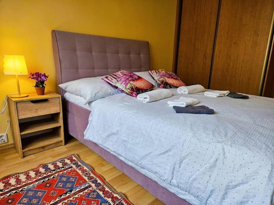 Family For 6, 10mins To Centre, Free Parking, Quiet Location, New Furniture, Balcony Apartmán