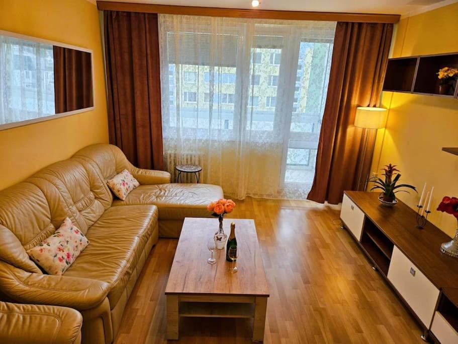 Apartmán Family For 6, 10mins To Centre, Free Parking, Quiet Location, New Furniture, Balcony